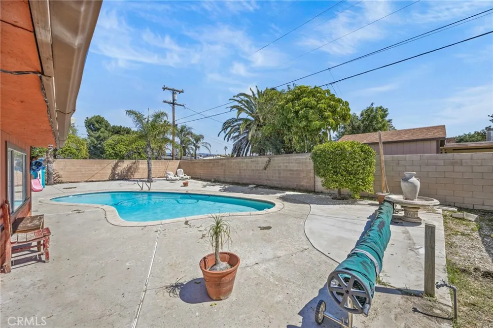 9417 Mango Fontana, CA 92335