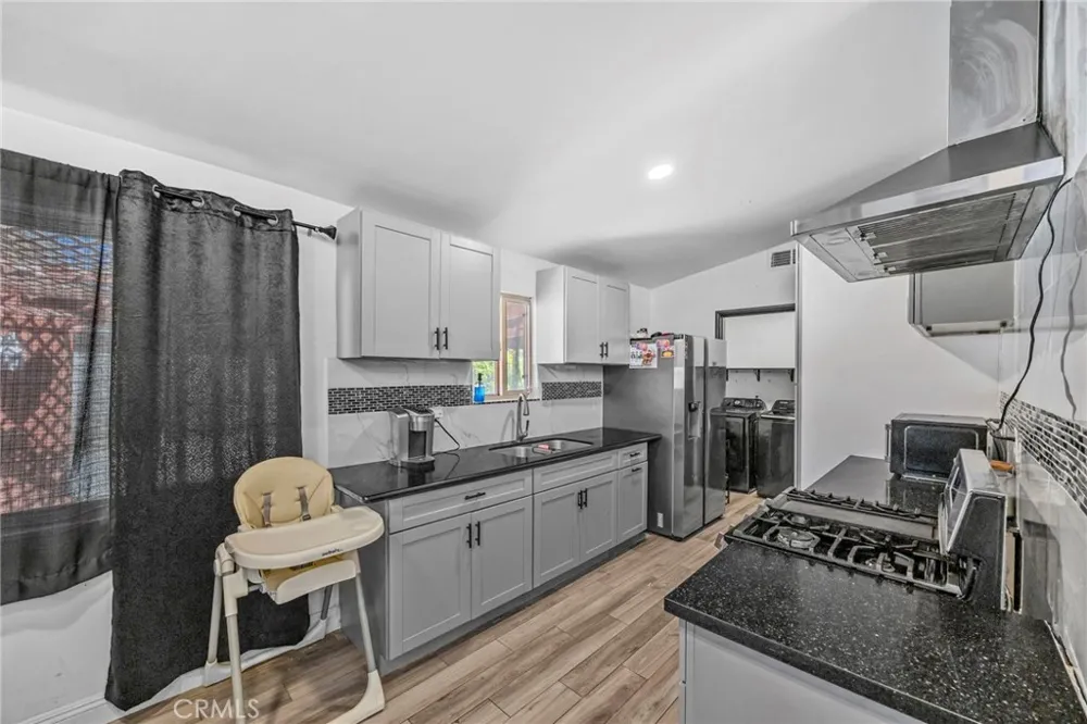 9417 Mango Fontana, CA 92335