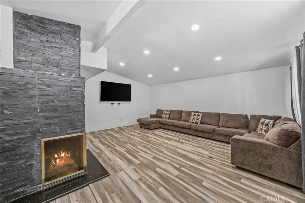 9417 Mango Fontana, CA 92335