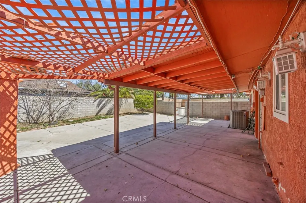 9417 Mango Fontana, CA 92335