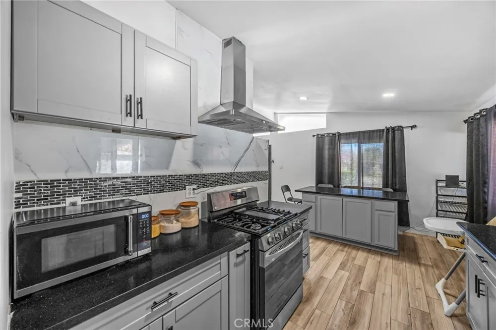 9417 Mango Fontana, CA 92335