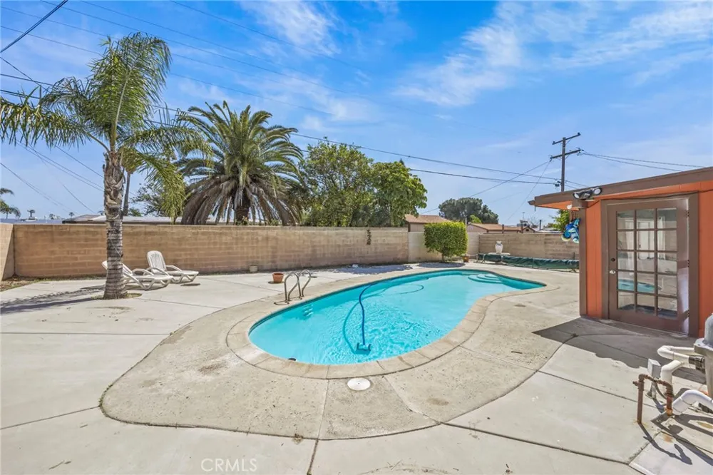 9417 Mango Fontana, CA 92335