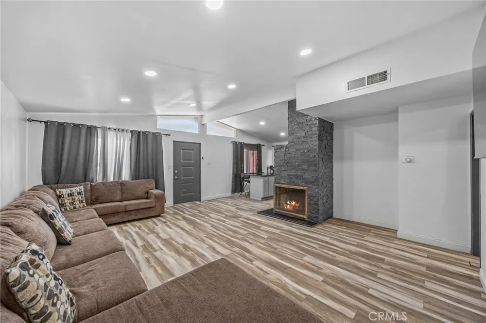 9417 Mango Fontana, CA 92335