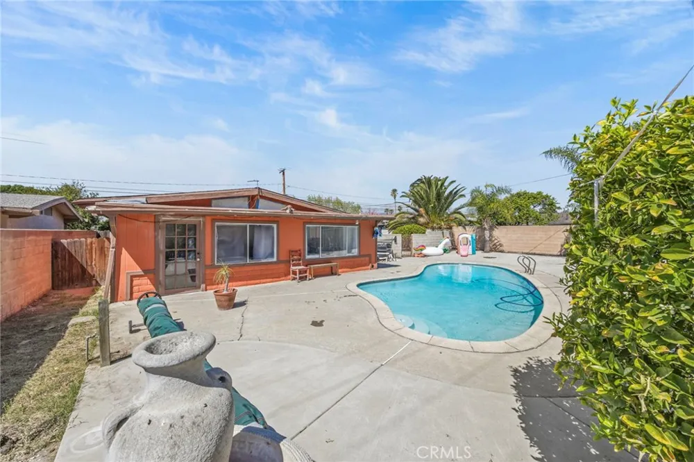 9417 Mango Fontana, CA 92335