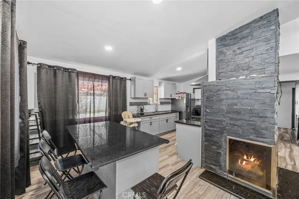 9417 Mango Fontana, CA 92335