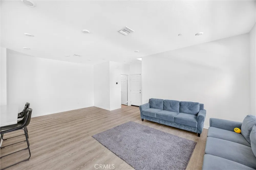 4215 E Carmel Privado Ontario, CA 91761