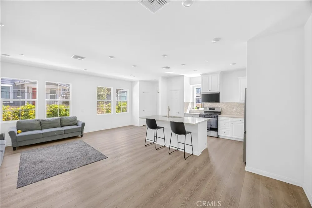 4215 E Carmel Privado Ontario, CA 91761
