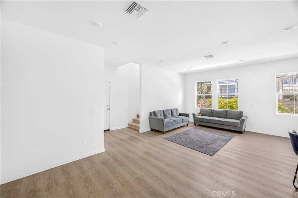 4215 E Carmel Privado Ontario, CA 91761