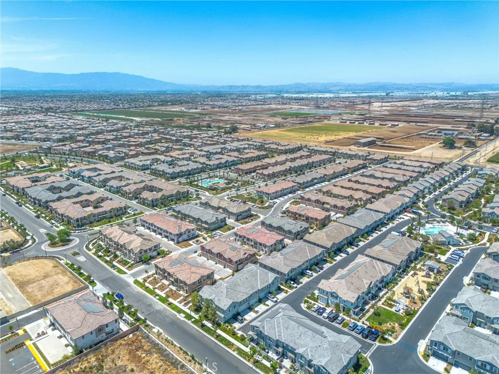 4215 E Carmel Privado Ontario, CA 91761