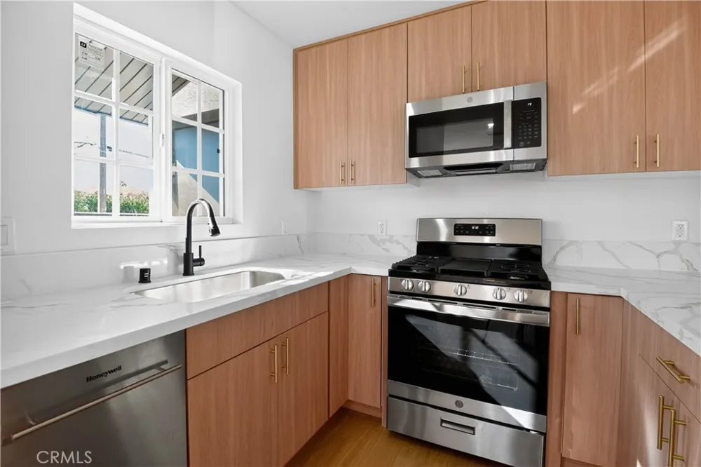 16682 E Greenhaven Covina, CA 91722