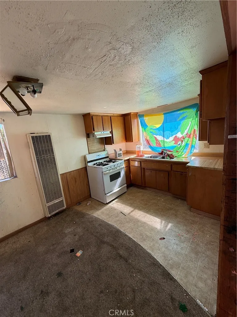 1082 S Santa Fe st Hemet, CA 92543