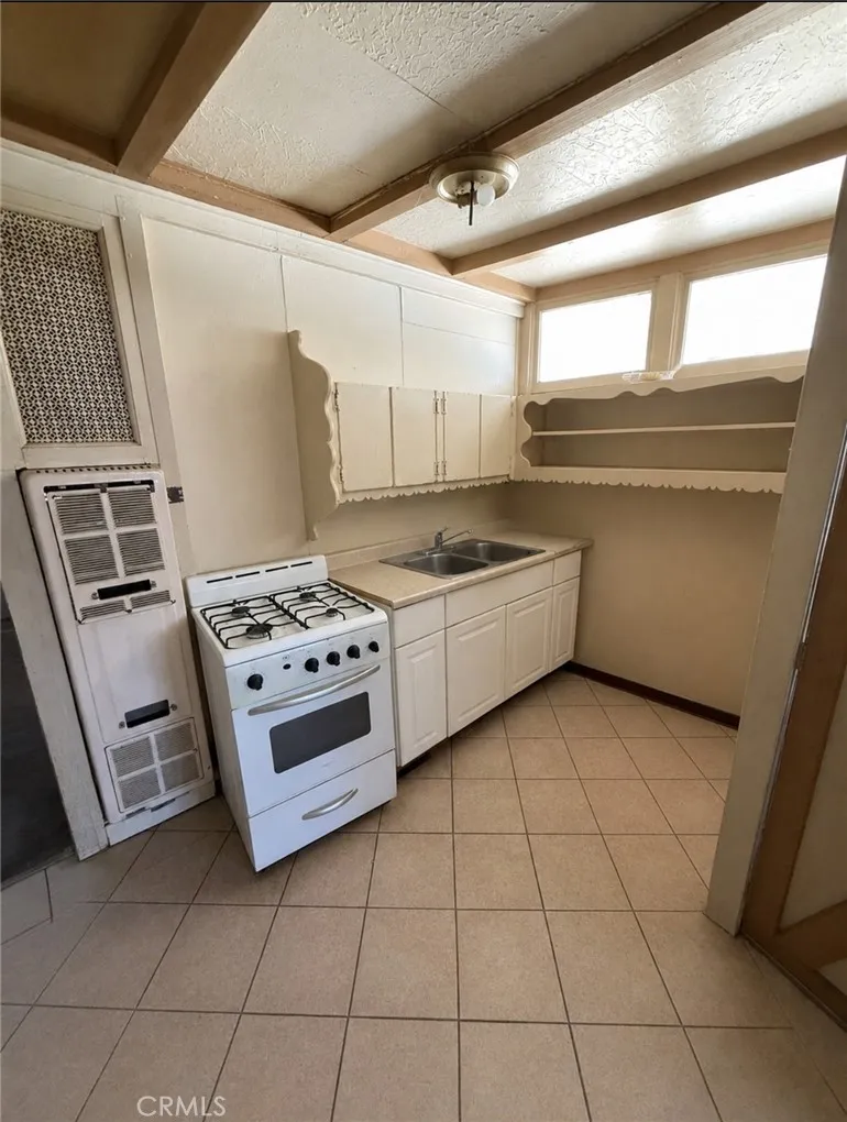 1082 S Santa Fe st Hemet, CA 92543