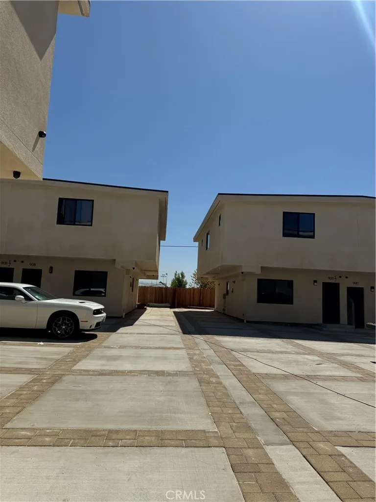 908 Lakme Avenue Wilmington, CA 90744
