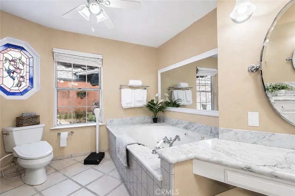 886 E Richmond Fresno, CA 93720