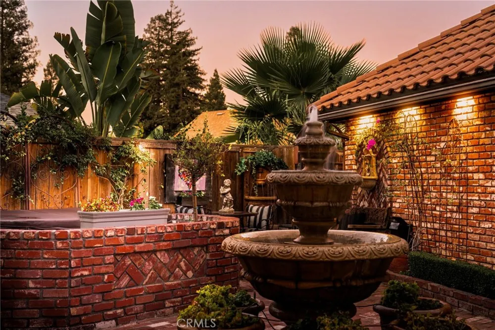 886 E Richmond Fresno, CA 93720