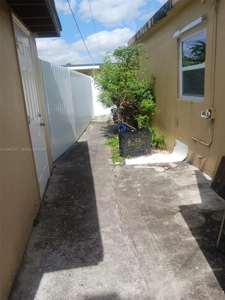 170 E 46th St #2 Hialeah, FL 33013