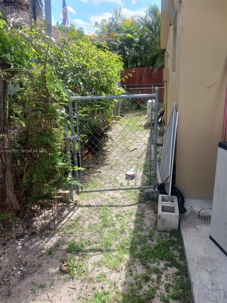 170 E 46th St #2 Hialeah, FL 33013