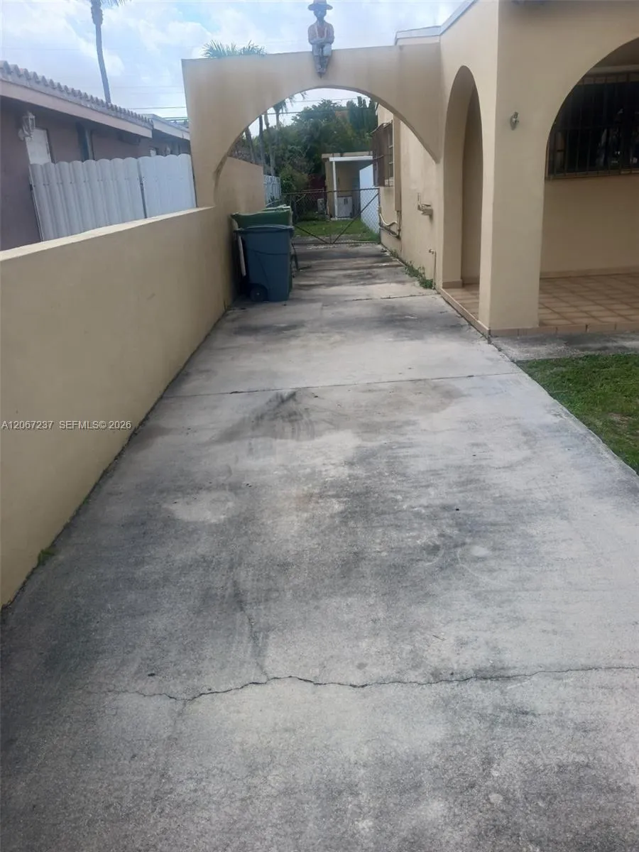 170 E 46th St #2 Hialeah, FL 33013