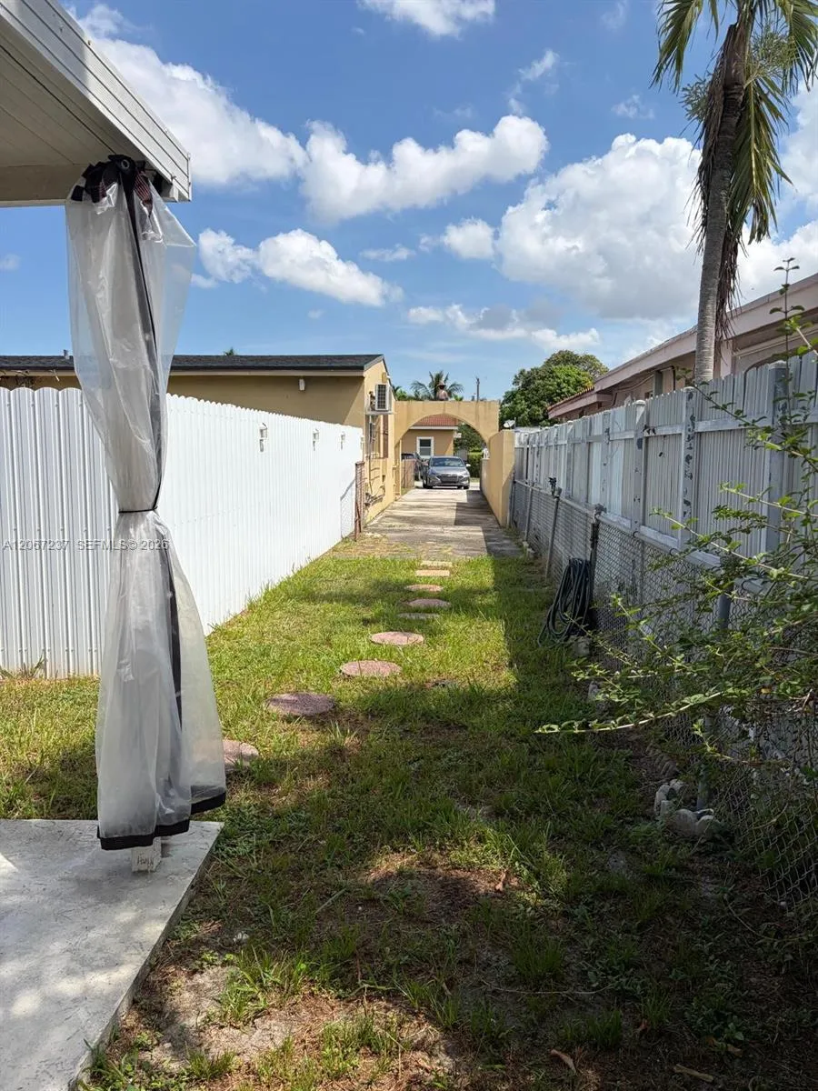 170 E 46th St #2 Hialeah, FL 33013