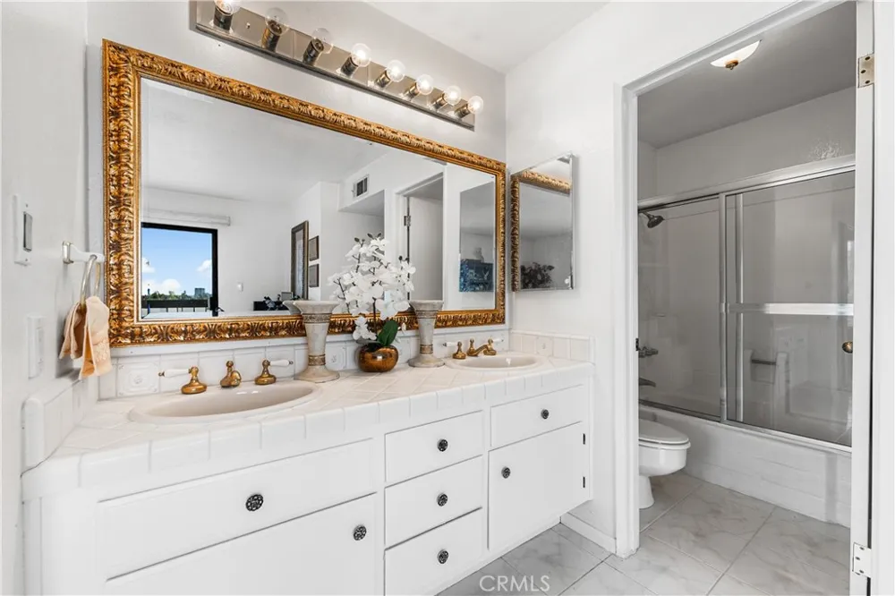 1745 Holly #302 Glendale, CA 91206