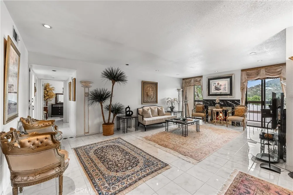 1745 Holly #302 Glendale, CA 91206
