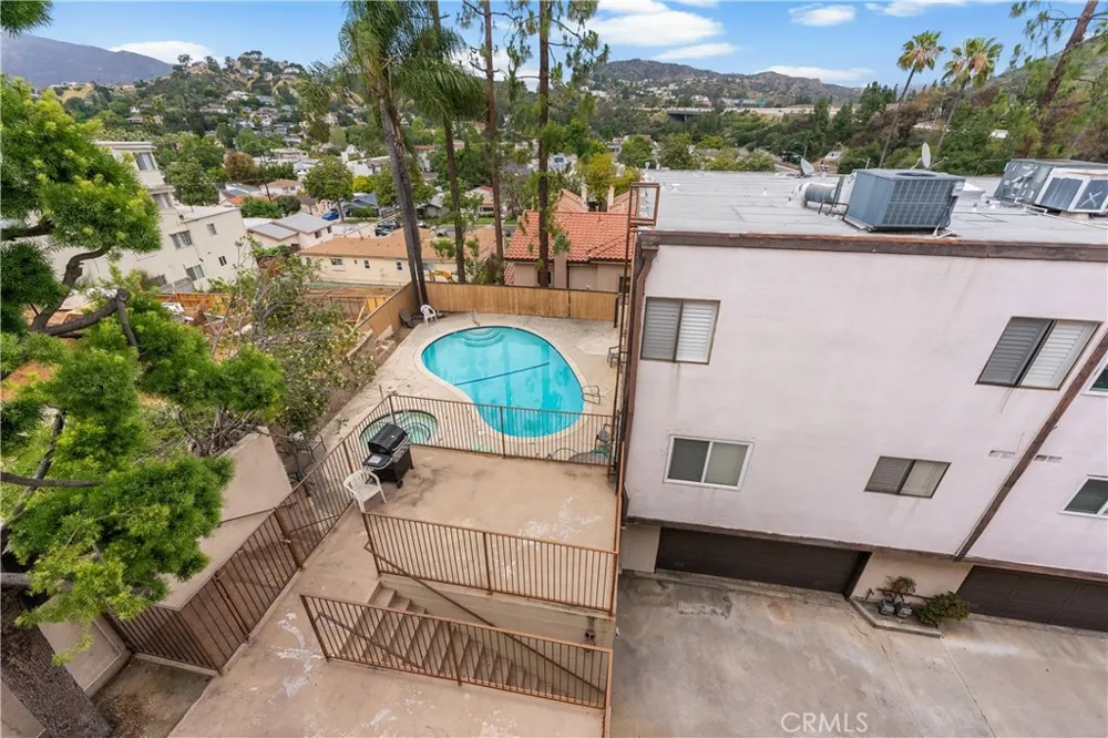 1745 Holly #302 Glendale, CA 91206