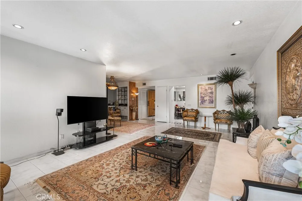 1745 Holly #302 Glendale, CA 91206