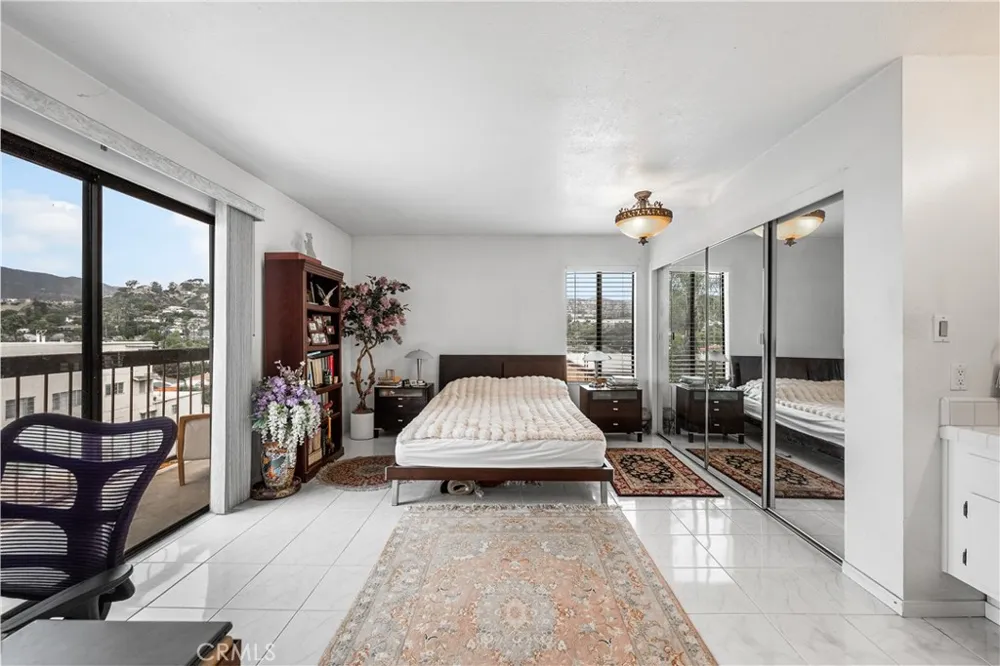 1745 Holly #302 Glendale, CA 91206