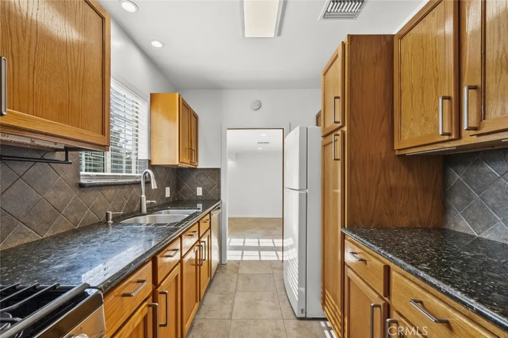 8440 Oakdale Avenue Winnetka, CA 91306