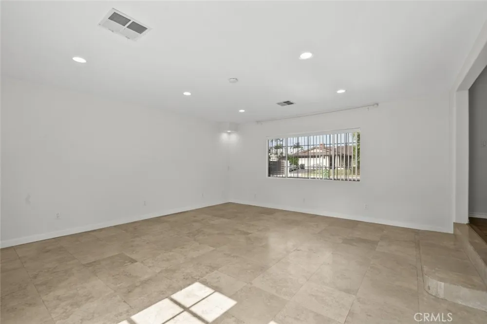 8440 Oakdale Avenue Winnetka, CA 91306