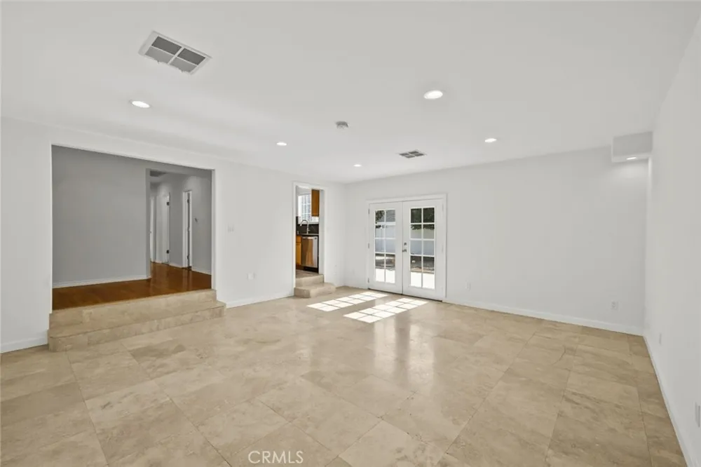 8440 Oakdale Avenue Winnetka, CA 91306
