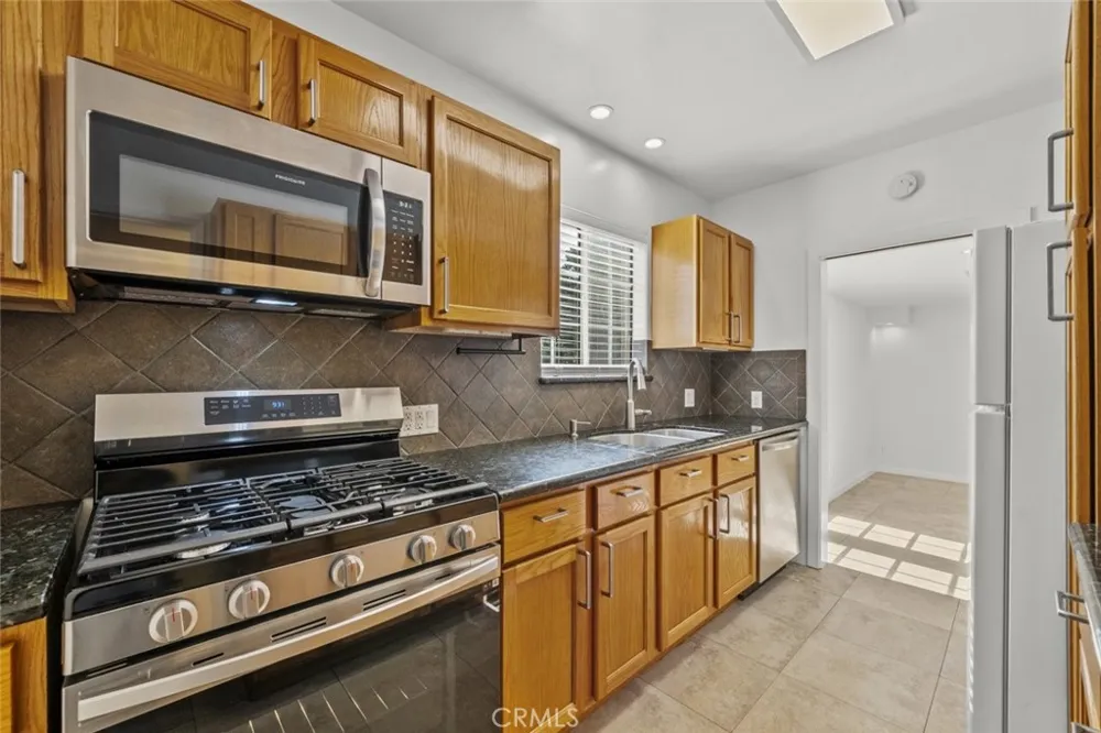 8440 Oakdale Avenue Winnetka, CA 91306