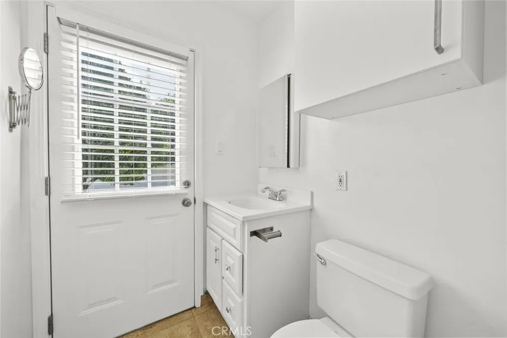 8440 Oakdale Avenue Winnetka, CA 91306