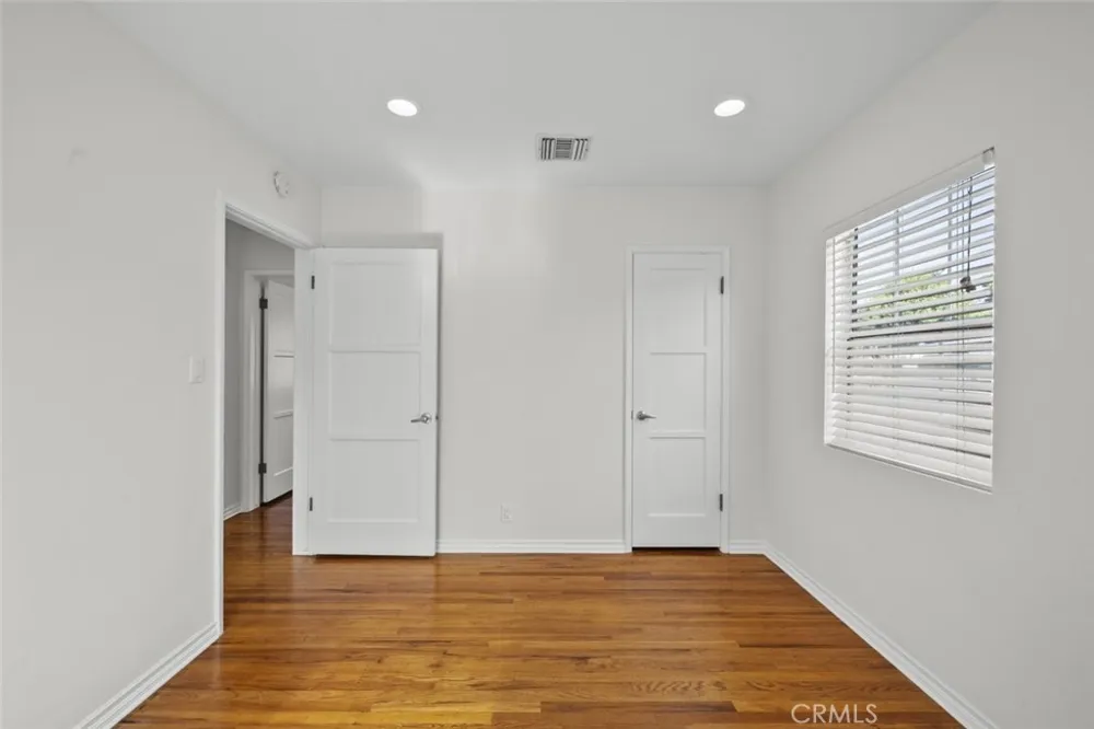 8440 Oakdale Avenue Winnetka, CA 91306