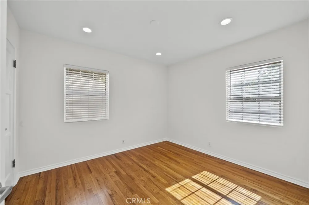 8440 Oakdale Avenue Winnetka, CA 91306