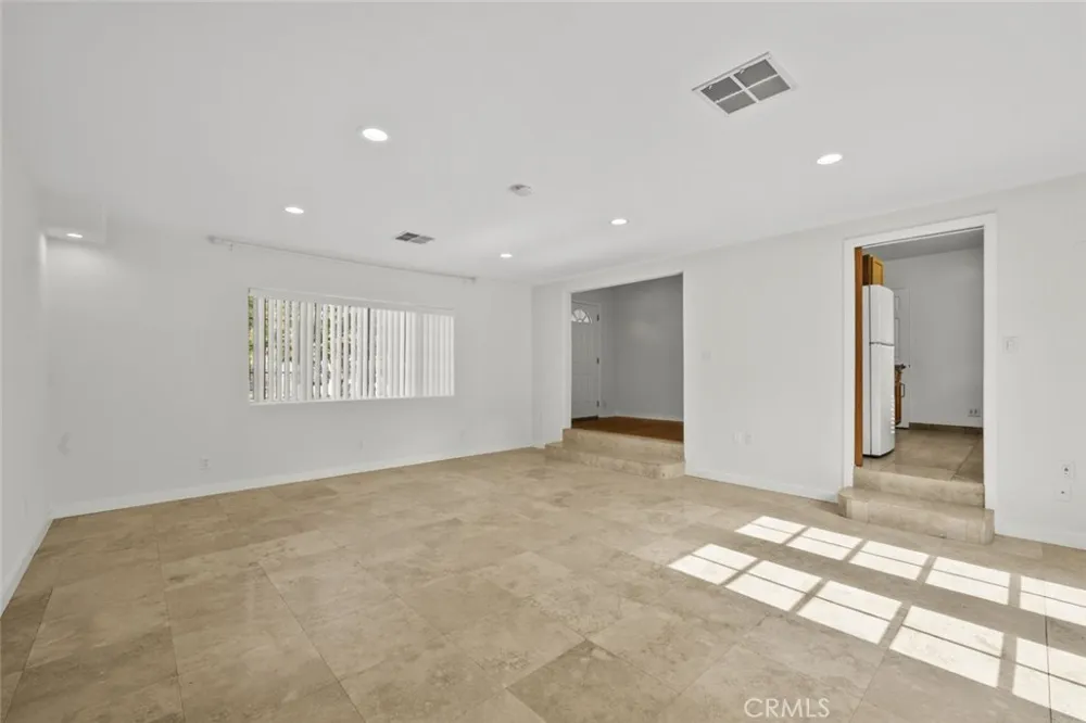 8440 Oakdale Avenue Winnetka, CA 91306