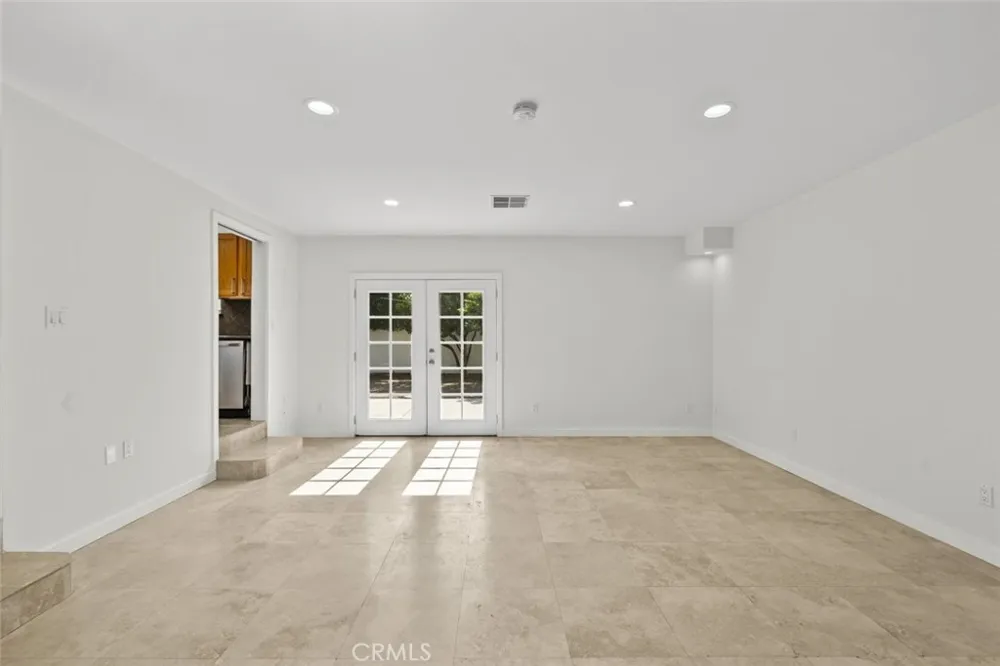 8440 Oakdale Avenue Winnetka, CA 91306