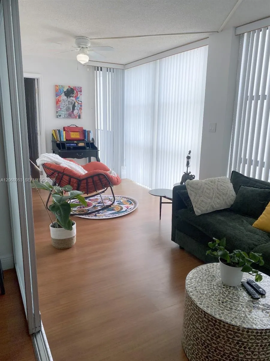 1000 Parkview Dr #825 Hallandale Beach, FL 33009