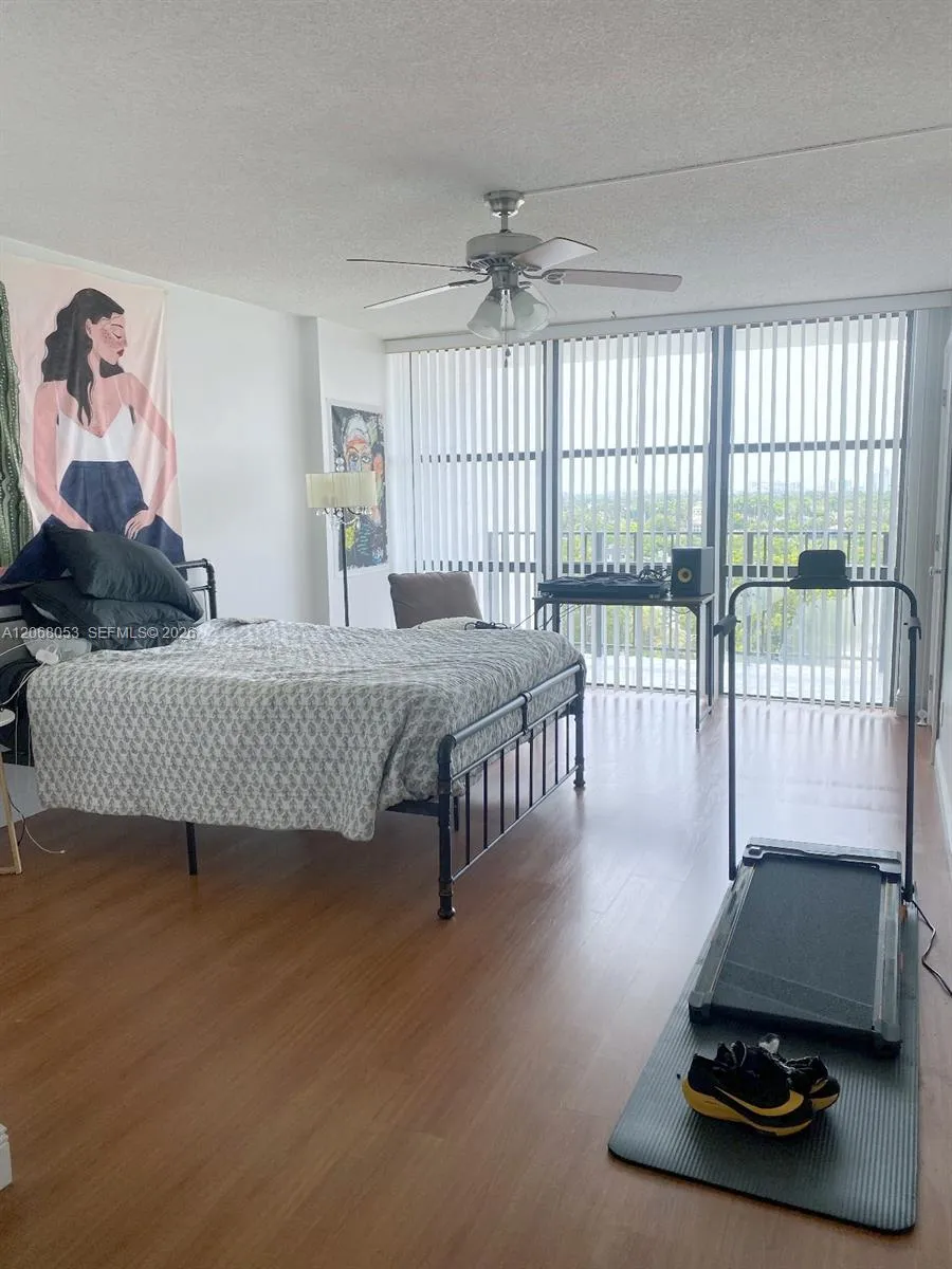 1000 Parkview Dr #825 Hallandale Beach, FL 33009