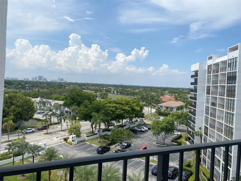 1000 Parkview Dr #825 Hallandale Beach, FL 33009