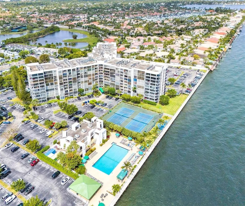 1000 Parkview Dr #825 Hallandale Beach, FL 33009