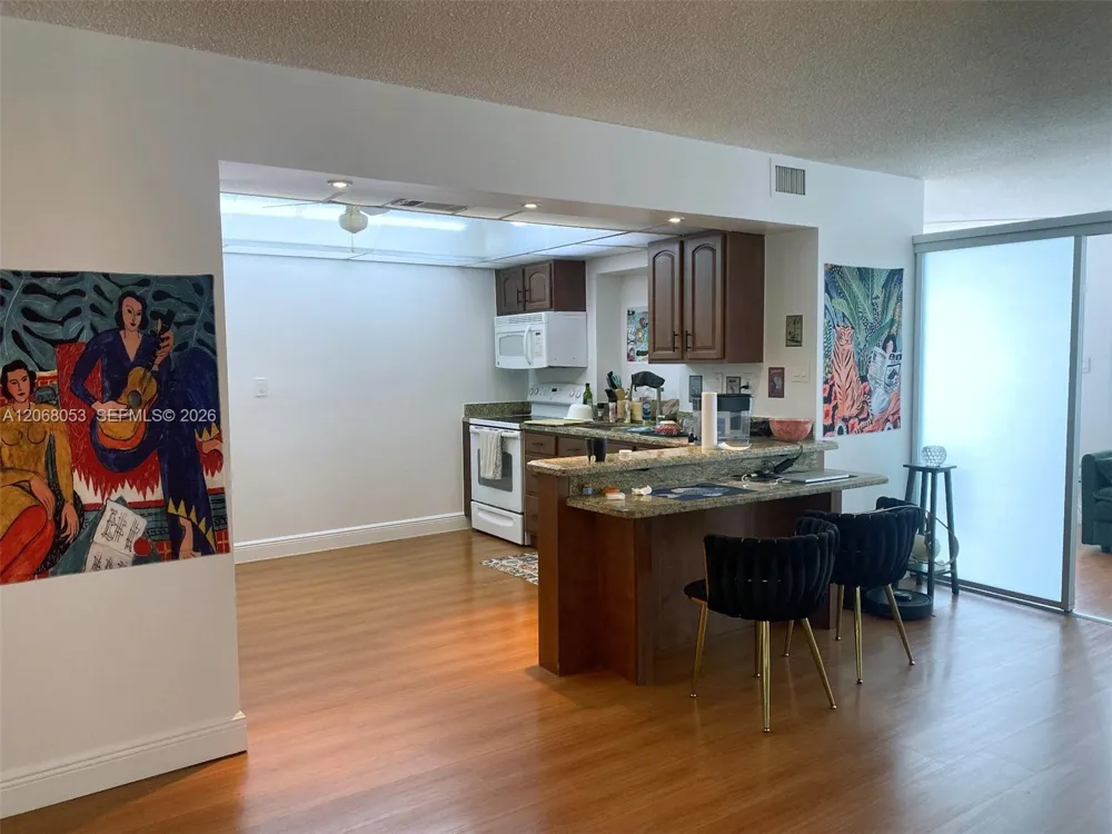 1000 Parkview Dr #825 Hallandale Beach, FL 33009