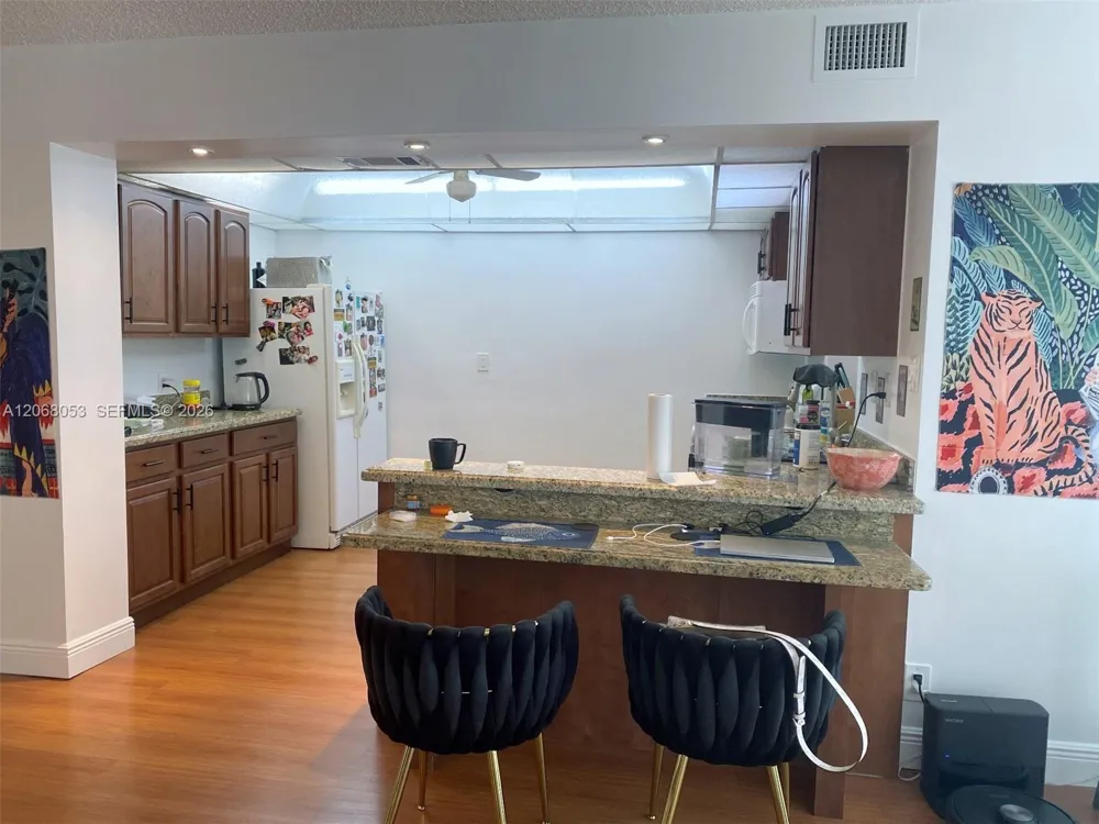 1000 Parkview Dr #825 Hallandale Beach, FL 33009