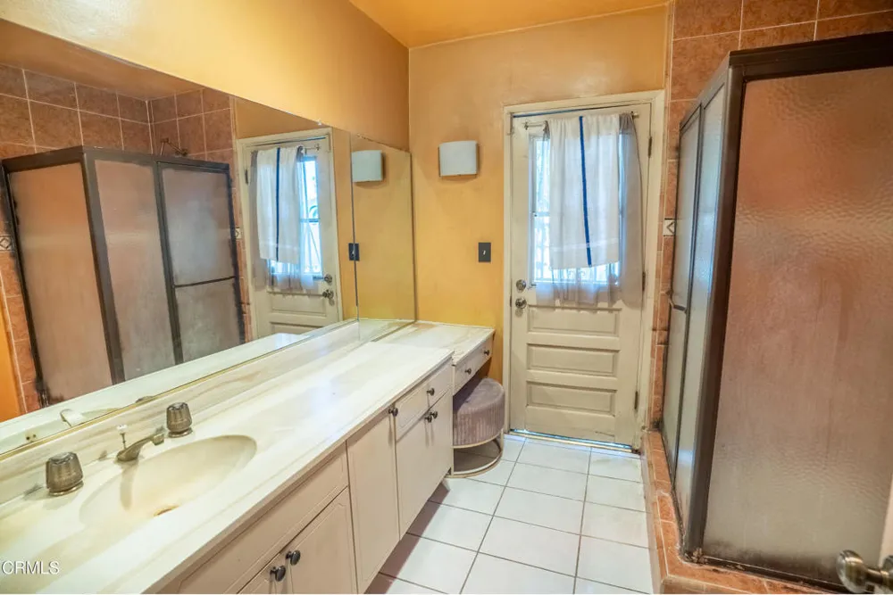 7511 Shoup Avenue Los Angeles, CA 91307