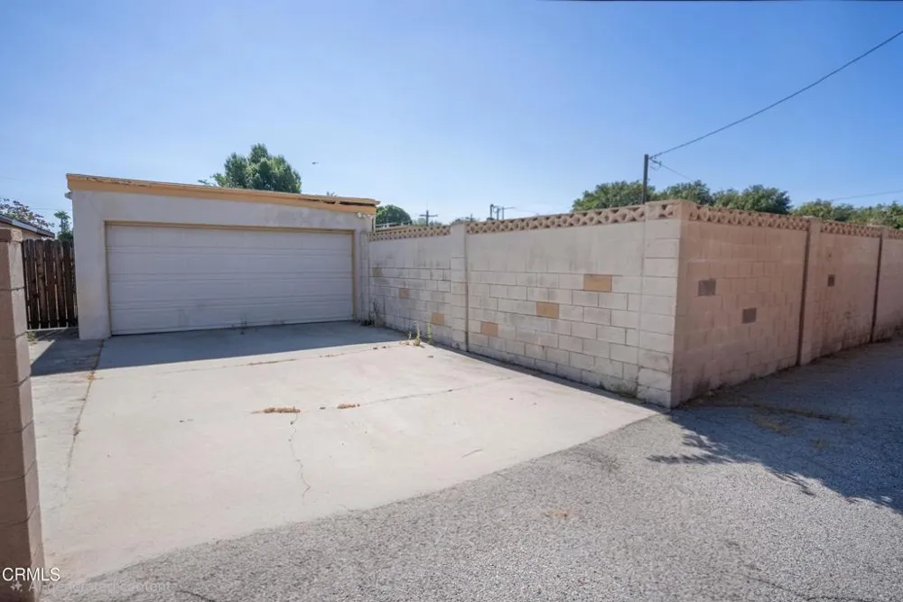 7511 Shoup Avenue Los Angeles, CA 91307