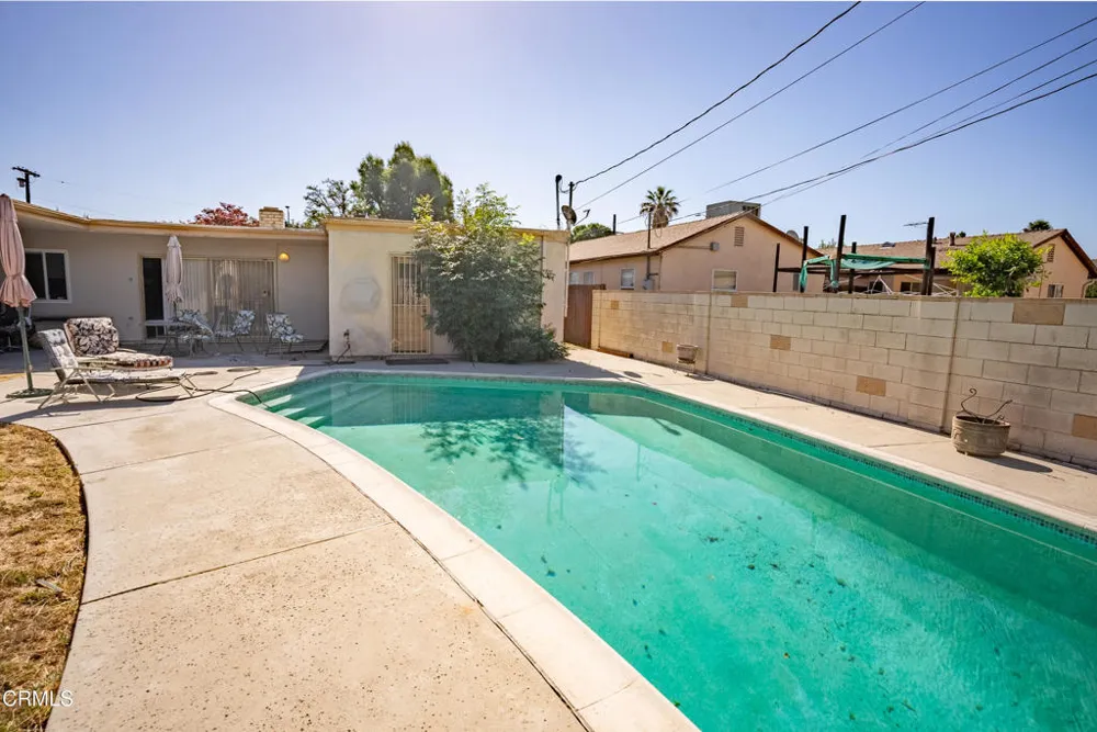 7511 Shoup Avenue Los Angeles, CA 91307