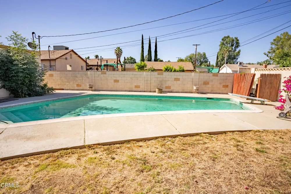 7511 Shoup Avenue Los Angeles, CA 91307