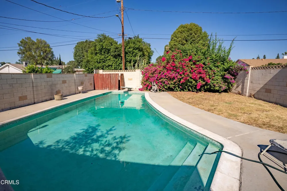7511 Shoup Avenue Los Angeles, CA 91307