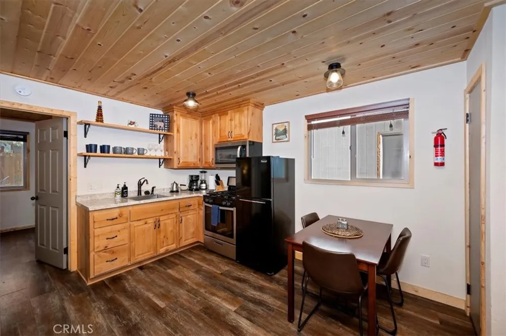 728 Holmes Lane Sugarloaf, CA 92386