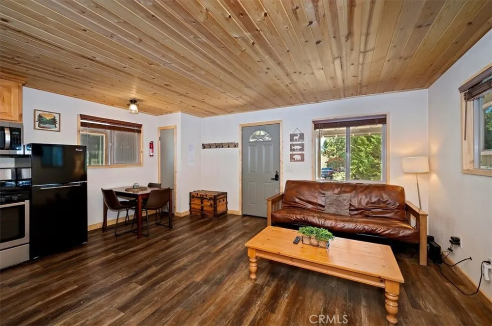 728 Holmes Lane Sugarloaf, CA 92386